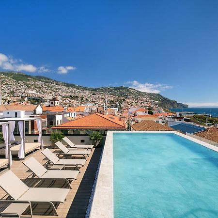 Готель Barcelo Funchal Oldtown Екстер'єр фото The rooftop pool at the Hotel Porto Santo