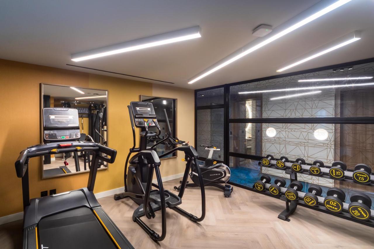 Готель Barcelo Funchal Oldtown Екстер'єр фото The gym at the 2018 London Marathon Village