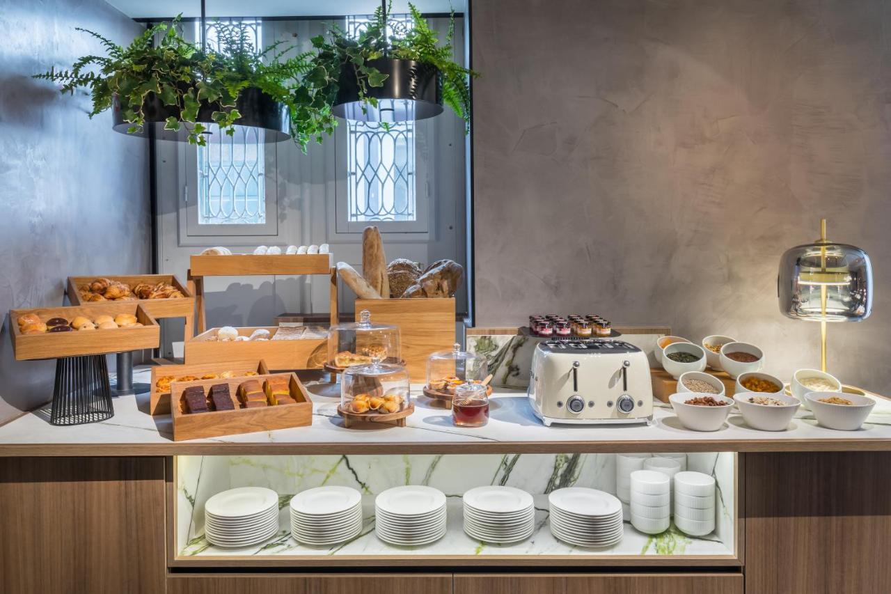Готель Barcelo Funchal Oldtown Екстер'єр фото The buffet at the lounge