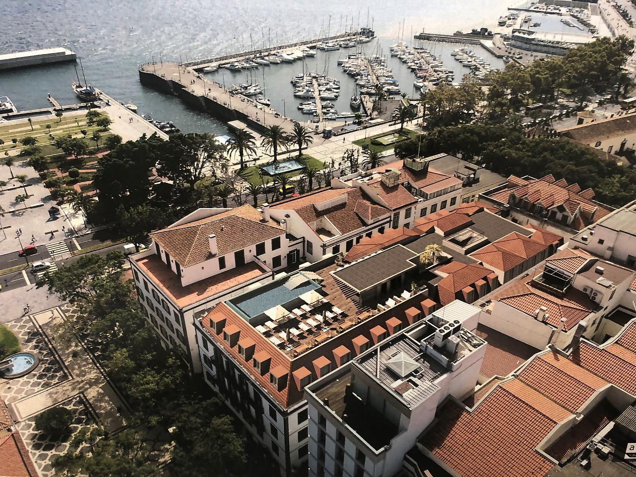 Готель Barcelo Funchal Oldtown Екстер'єр фото The rooftop pool at the Hotel de la Paix